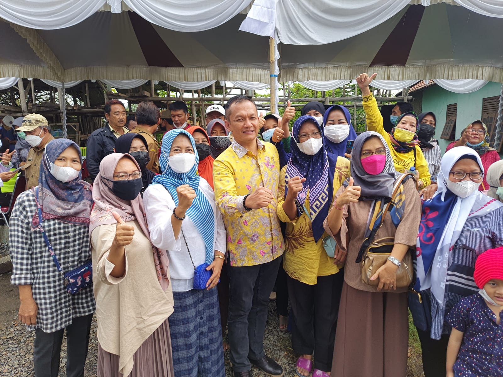 H. Bambang Hermanto bersama dengan ibu-ibu dari masyarakat wilayah kecamatan Jatibarang