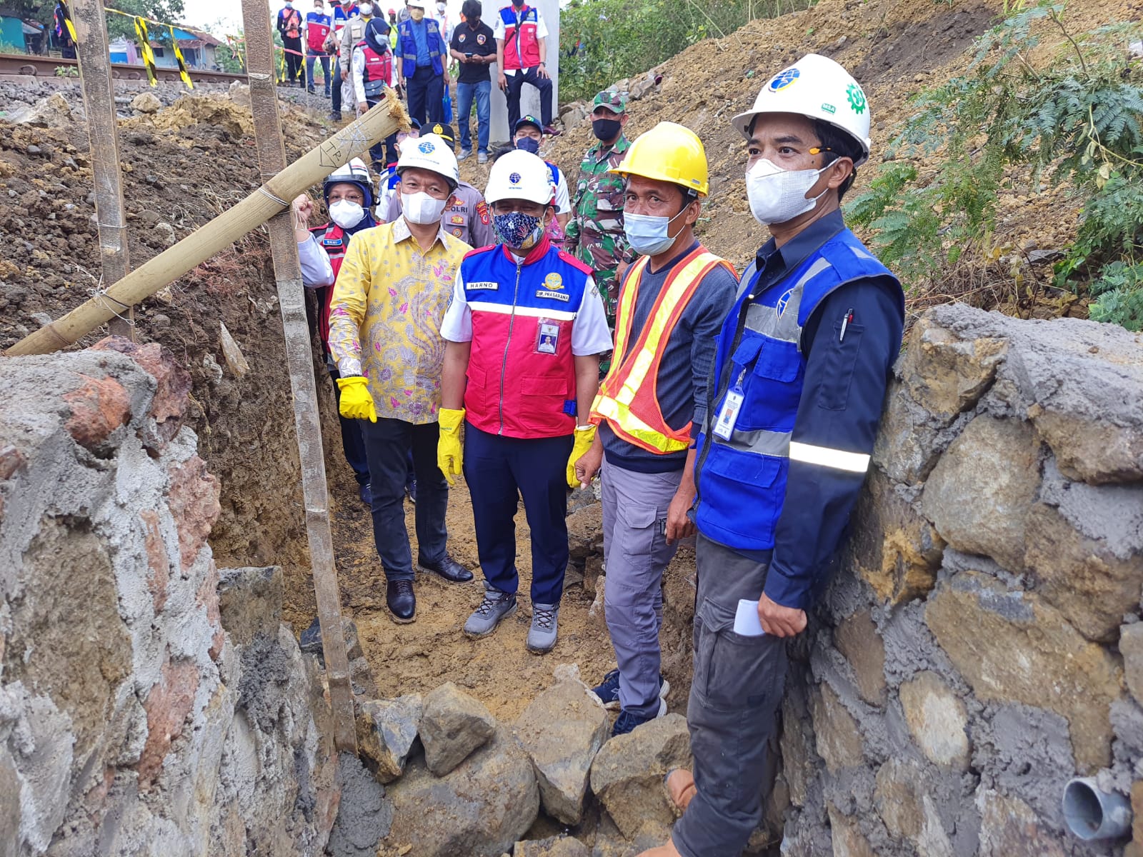 H. Bambang Hermanto turun langsung ke lokasi untuk memantau kegiatan secara langsung program padat karya