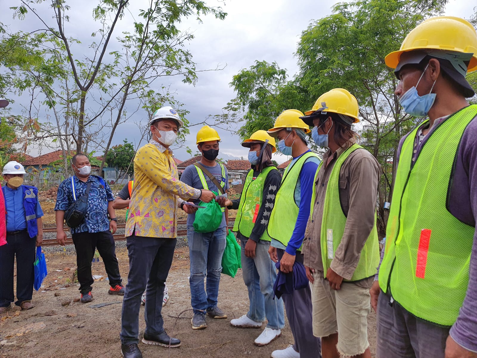 H. Bambang Hermanto membagikan Door prize kepada Masyarakat