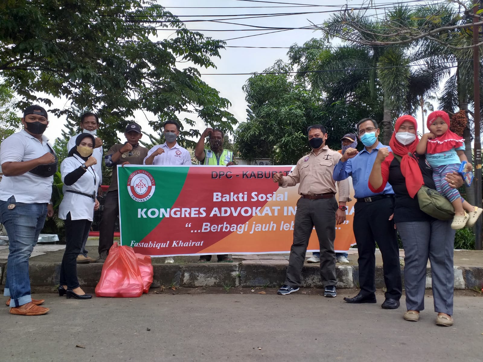 Photo bersama Masyarakat dengan Pengurus DPC KAI Indramayu