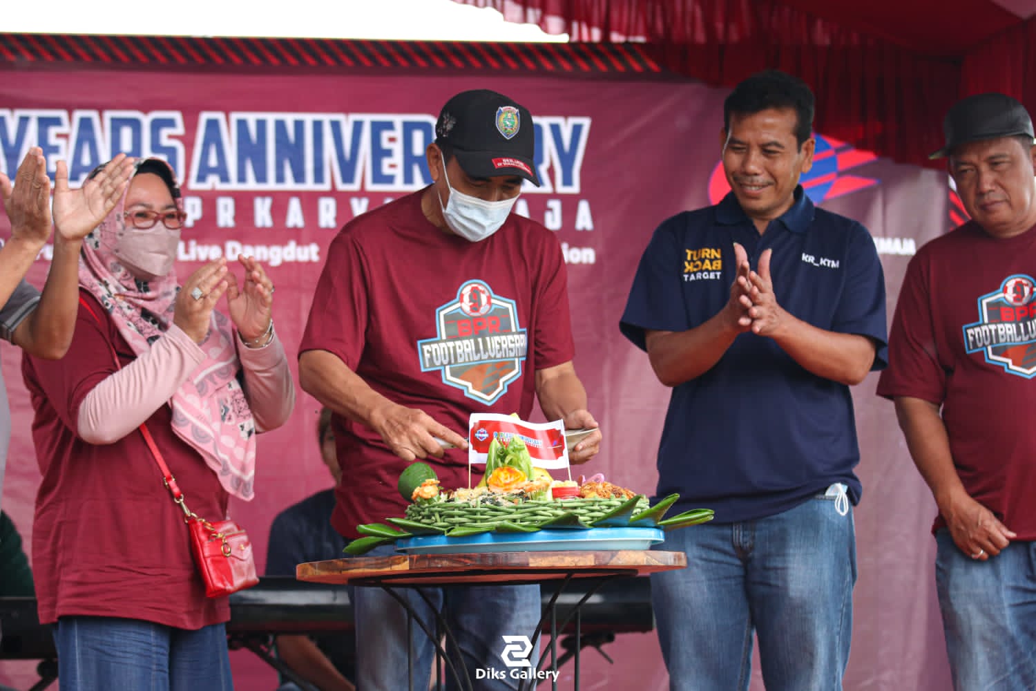 Direktur Perumda BPR Karya Remaja H. Sugiyanto saat memotong tempung Anniversary 9 Tahun
