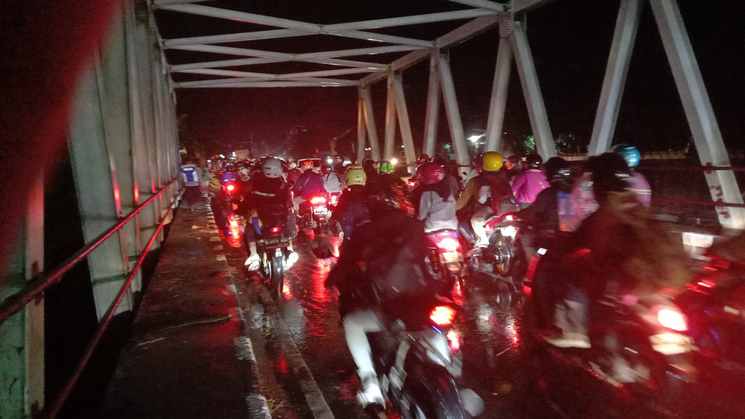 Kepadatan Kendaraan mulai padat merayap di Tapal Batas Indramayu-Subang tepatnya di Jembatan Sewo