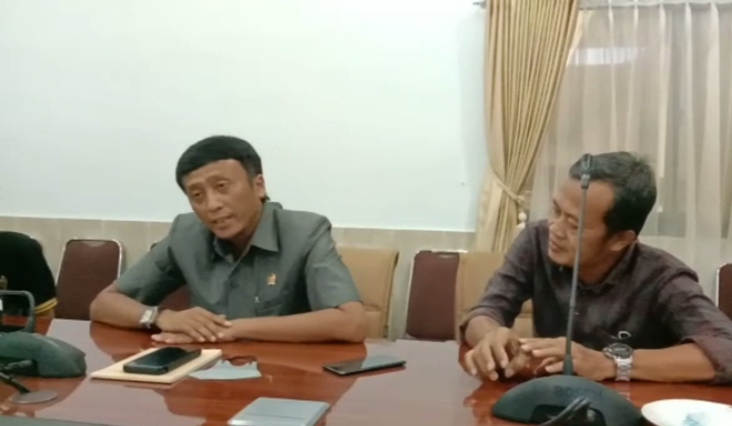 Ketua Komisi 4 DPRD Indramayu M. Alam Sukmajaya, ST., MM. Saat memberikan keterangan kepada awak media