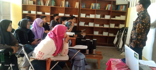 Kegiatan Belajar Mengajar di PKBM Al-Hikmah Kecamatan Leuwimunding