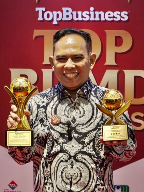 Dr. Dr. Ir. H. Ady Setiawan, SH., MH., MM., MT., (Direktur Utama Perumdam Tirta Darma Ayu) saat meriah penghargaan di tingkat Nasional