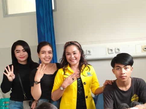 Ketua PD KPPG Partai Golkar Kabupaten Sintang Eka Wijayanti, S.Sos bersama timses saat mengunjungi seorang pemuda yang sedang sakit di RSUD Kabupaten Sintang