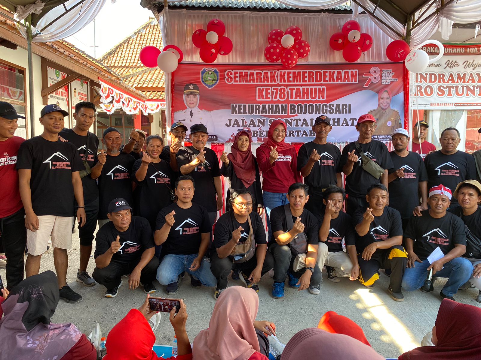 Lurah Bojongsari Riska Dwi Febriani bersama Forum Komunikasi RW dan RT Kelurahan Bojongsari saat acara Jalan 'Sehat Bermartabat '
