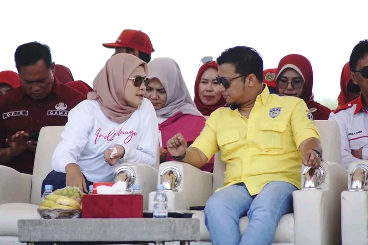 Bupati Nina Agustina bersama dengan Ketua IMI Jabar Daniel Muttaqien 