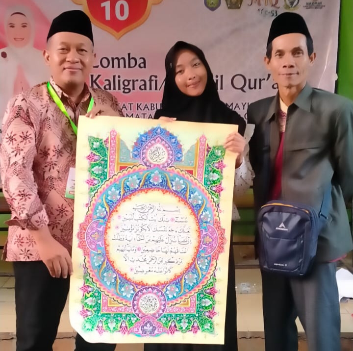 Nesya Balqis Azka Ramadhani bersama H. Acong Owner Rumah Kaligrafi Manggis (RKM)