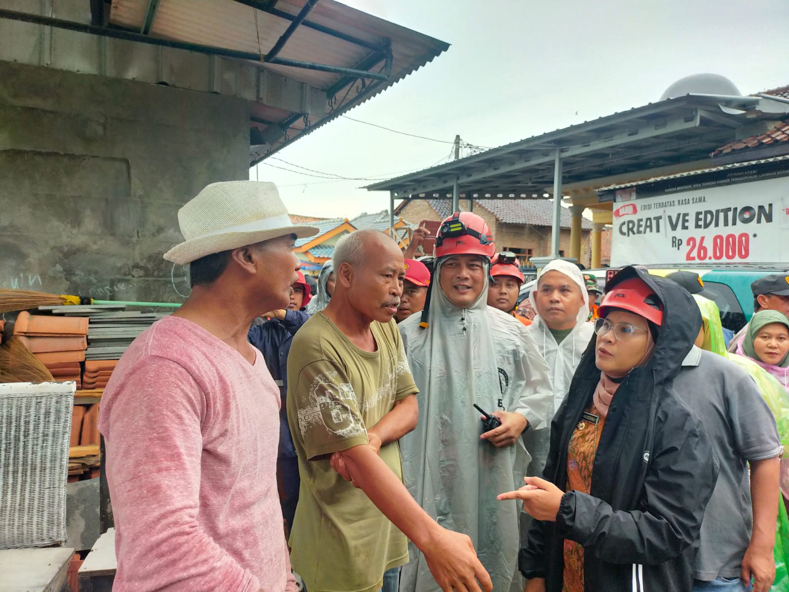 Bupati Nina Agustina Berdialog secara Langsung dengan salah satu Tokoh Masyarakat di Desa Dadap