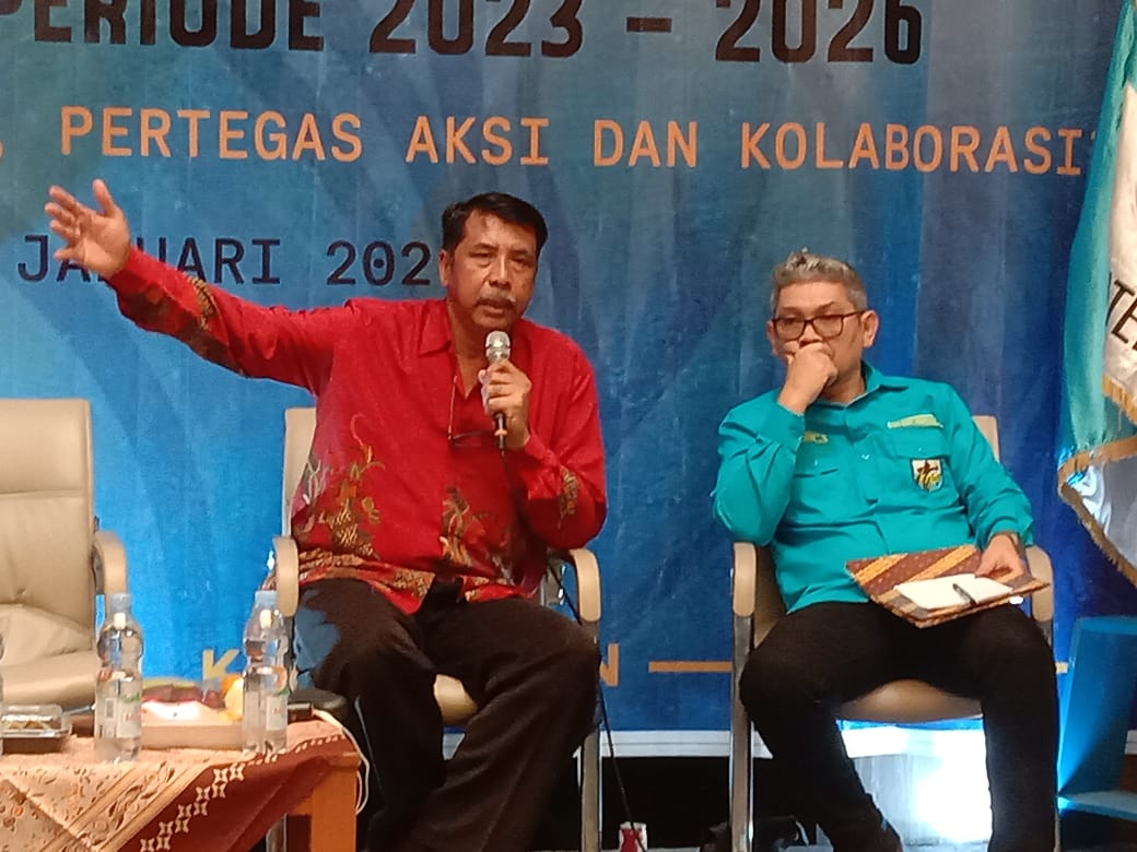 Prof. Dr. H. Sugianto, SH., MH., Saat memberikan Materinya dihadapan pemuda pada 'Diskusi Publik' DPD KNPI Kabupaten Indramayu