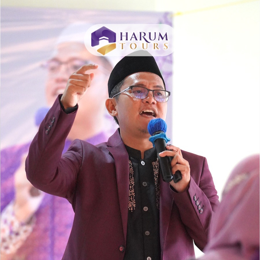 Direktur Utama Harum Tours H. Rizki Amali Rosyadi, M.I.Kom., saat memberikan motivasi pada peserta Acara Seminar Akademi Tamu Allah (ATTALLAH)