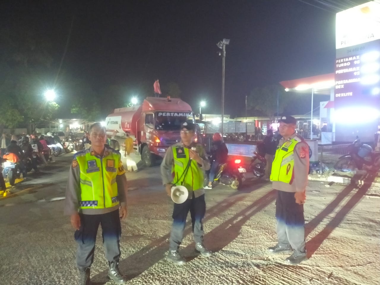 KA Pos Pasar Patrol AKP H. Saripudin, S.H. bersama anggota saat memberikan himbauan kepada para pemudik yang sedang beristirahat di Rest Area Pasar Patrol