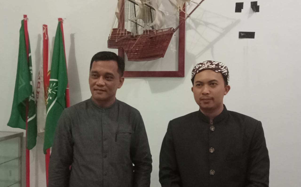 Kuwu Desa Krasak Khairul Isma Arif bersama Camat Jatibarang Rori Firmansyah, S.Stp