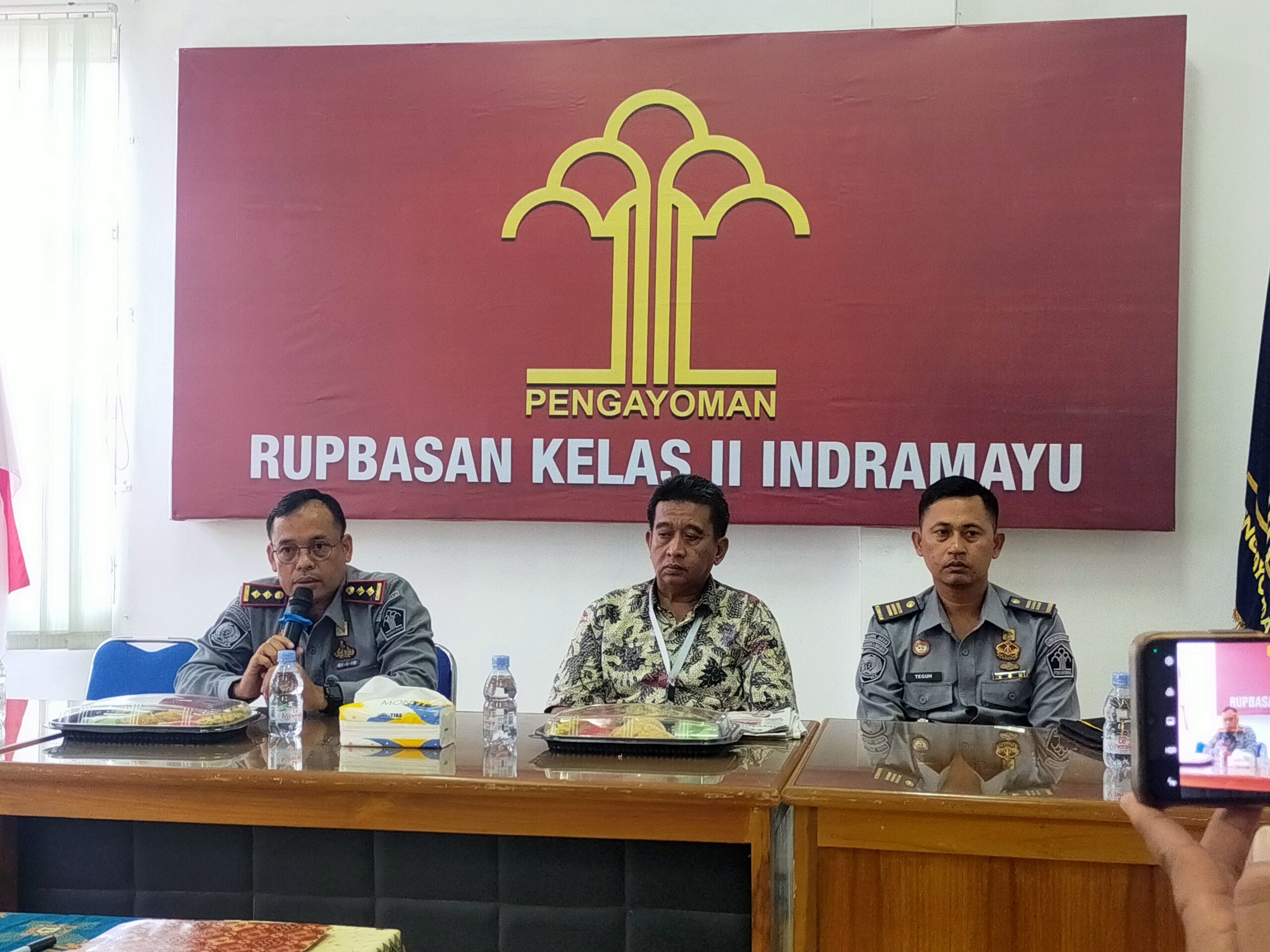Kepala Rupbasan Indramayu Nanang Badruzzaman, Kasubsi Administrasi dan Pengelolaan Teguh, GM Radar Indramayu Adun Sastra