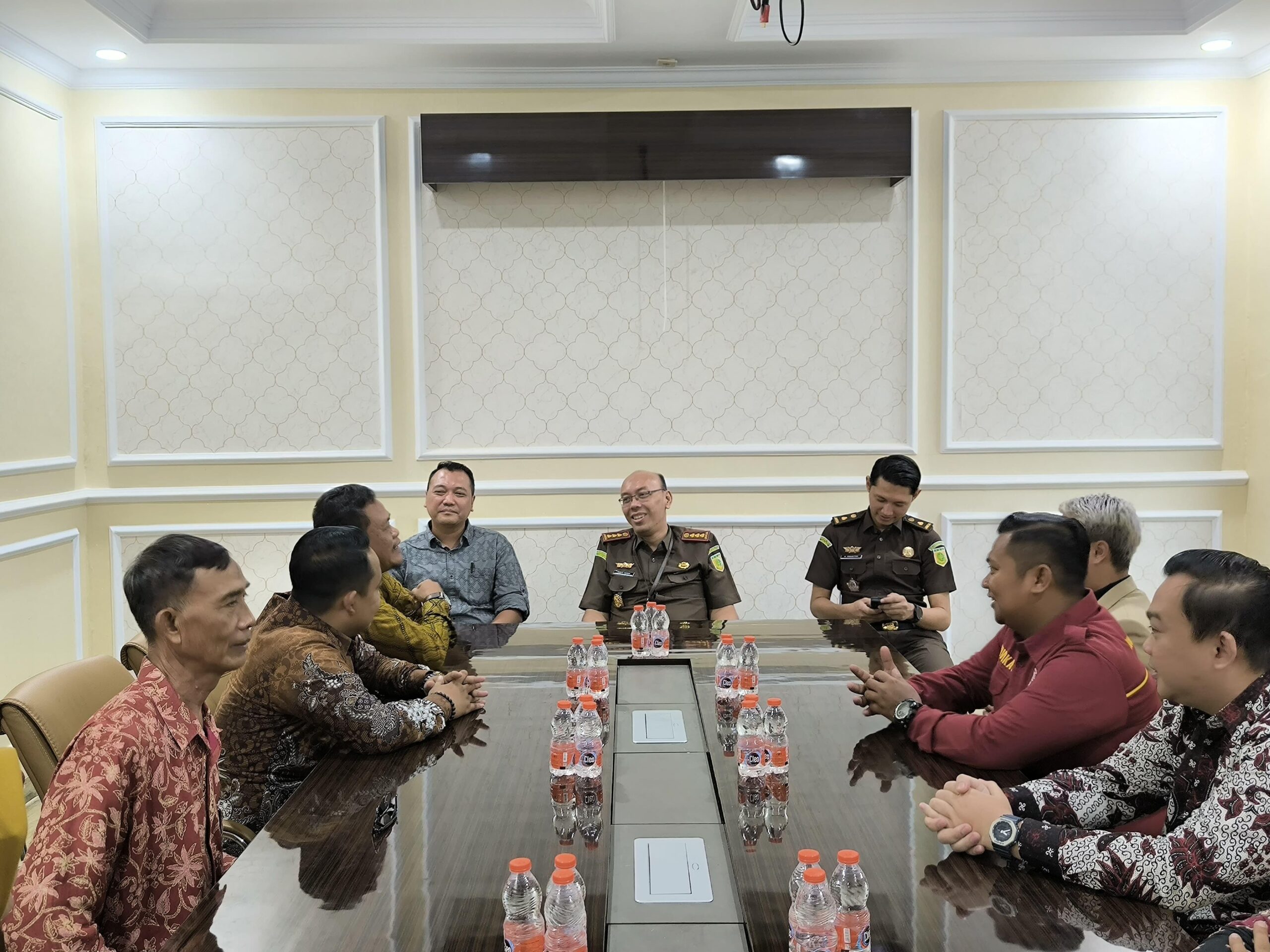Diskusi antara Pengurus DPC KAI Indramayu dan Kajari Indramayu Arief Indra Kusuma Adhi didampingi Kasi Pidum dan Kasi Intelijen