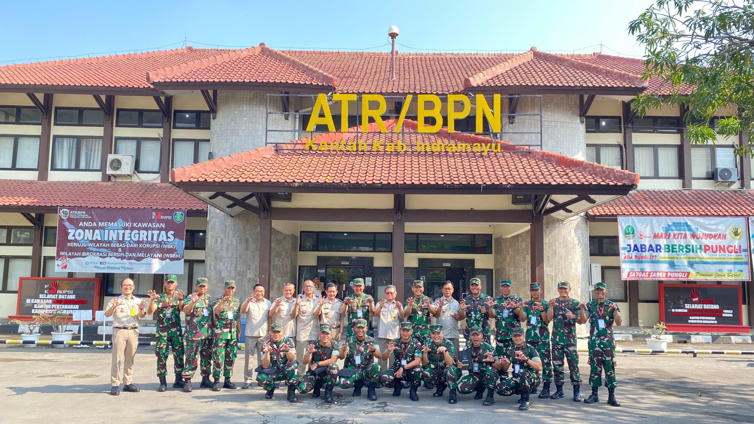 Kepala Kantor Pertanahan Kabupaten Indramayu Gunung Jayalaksana, beserta jajarannya Poto bersama Perwira Siswa Dikreg LXIV Seskoad Tahun 2024