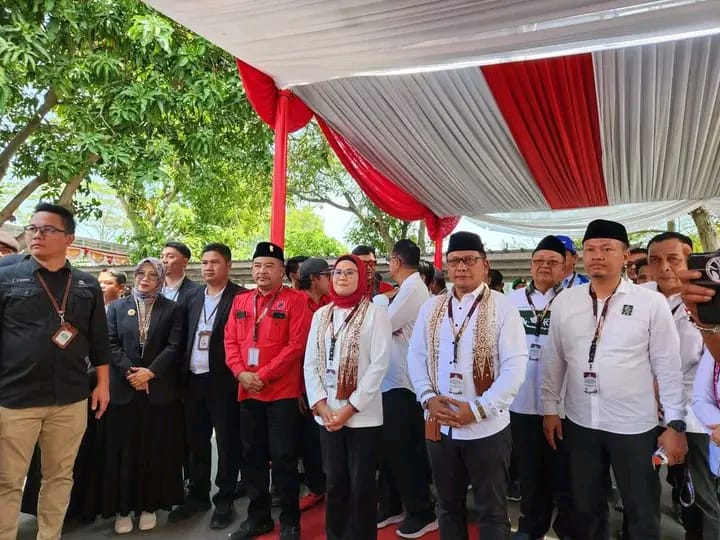 Pasangan Nina-Tobroni Didampingi oleh Ketua Partai PDIP Sirojudin dan Ketua PKB Indramayu Amroni serta Politisi Senior H Dedi Wahidi