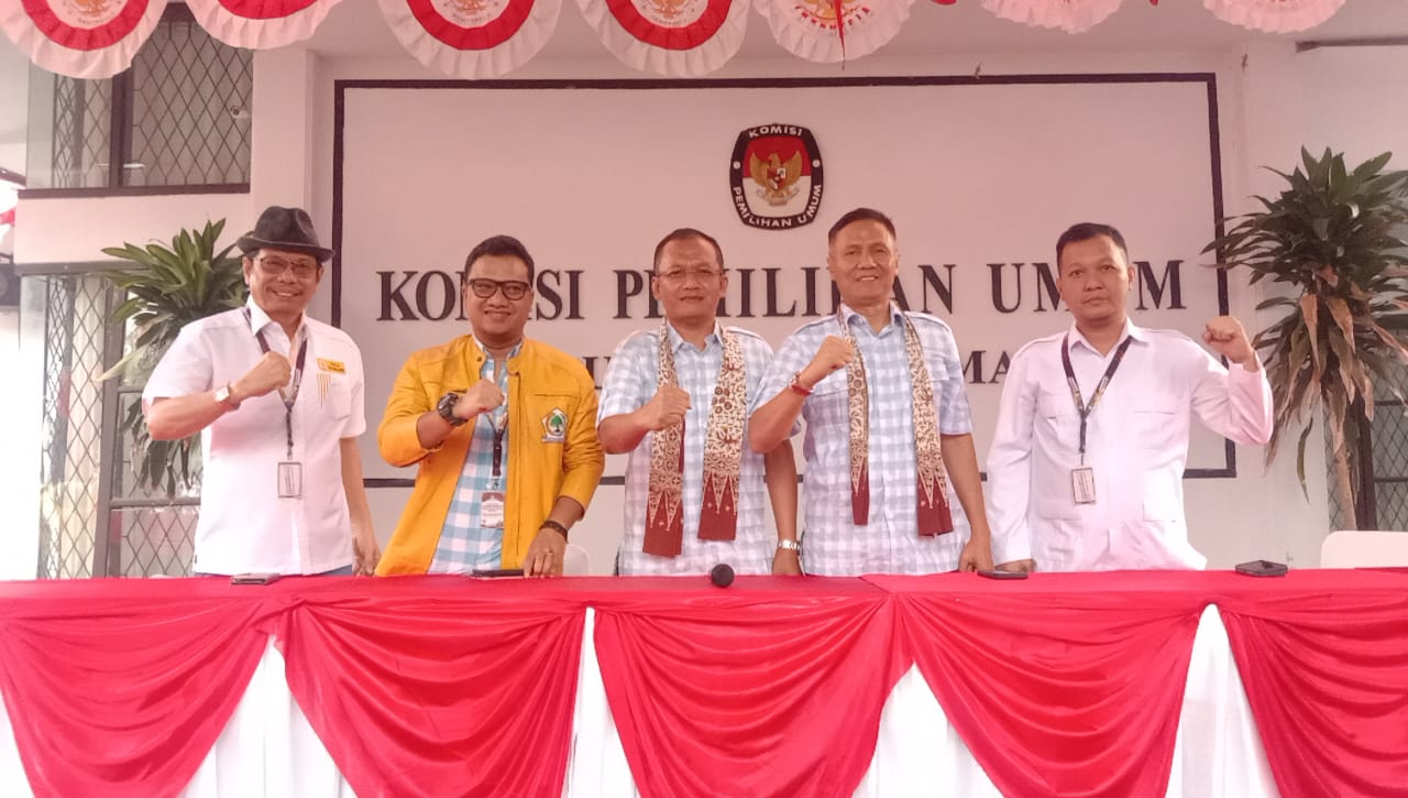 Pasangan BERKAH Kompak Memakai Kemeja Kotak-Kotak Berwarna Biru Muda, sebelah kanan Panglima Pemenanga. Daniel Muttaqien, Taufik Hidayat dan sebelah kiri Fresha Rezkana.