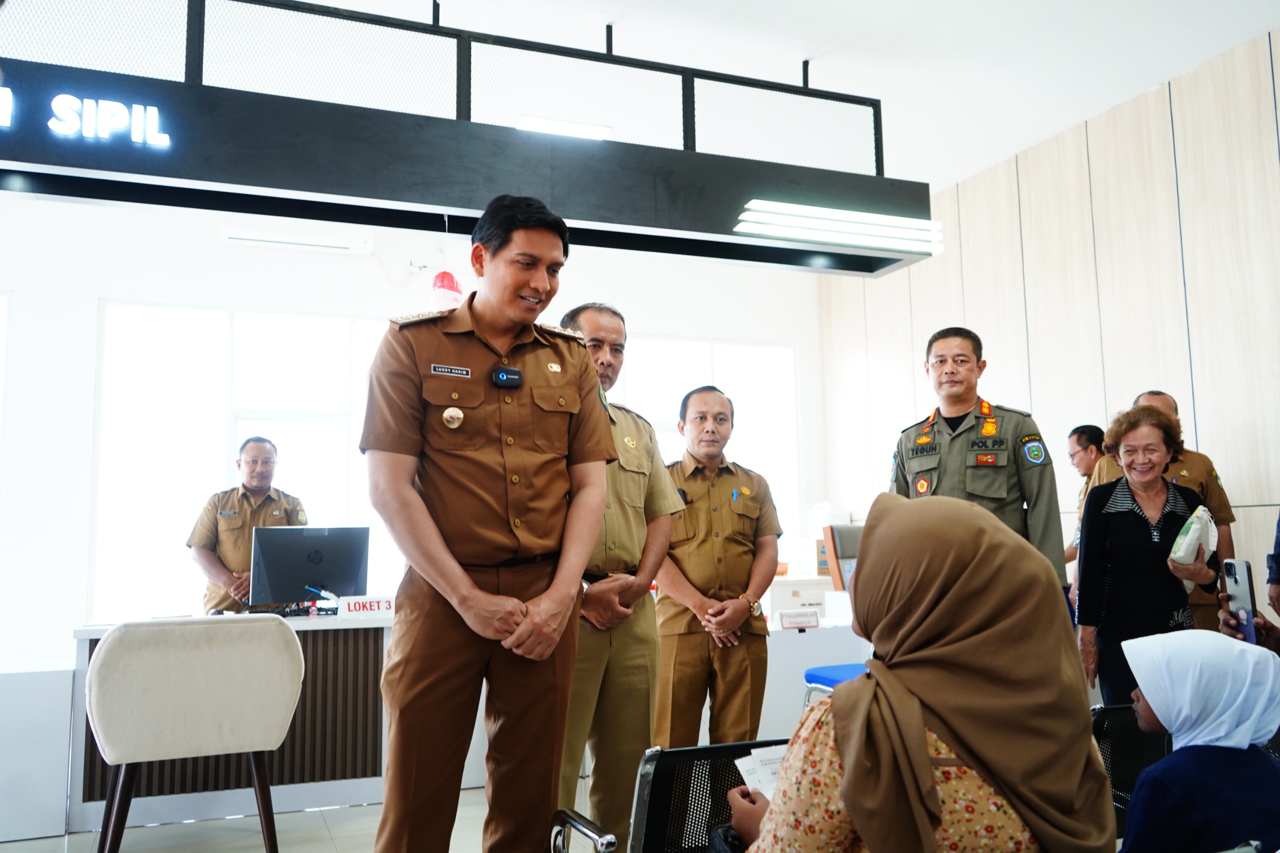 Bupati Lucky Hakim berdialog langsung dengan masyarakat di Mall Pelayanan Publik (MPP) Kabupaten Indramayu