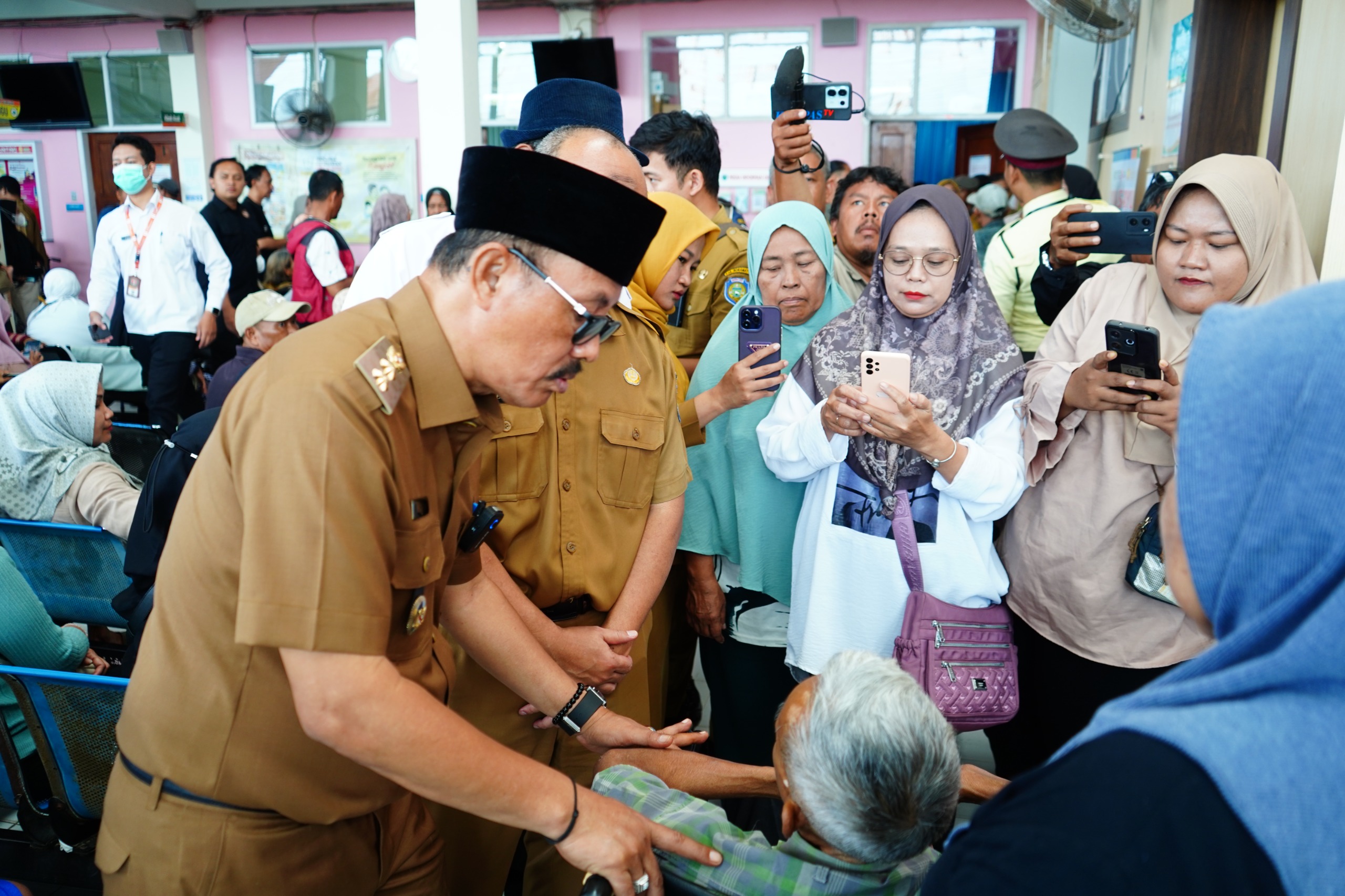 Wabup Syaefudin saat berdialog dengan masyarakat pastikan pelayanan di RSUD Indramayu berjalan dengan baik