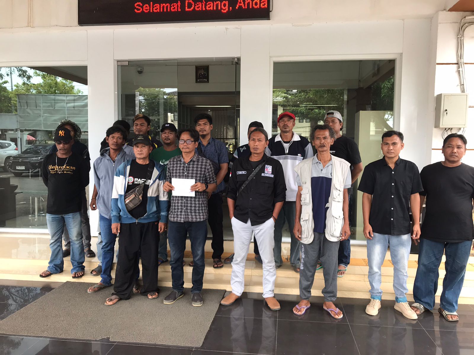 Sejumlah masyarakat Desa Pegedangan, Kecamatan Tukdana, Kabupaten Indramayu Datangi Kantor Kejaksaan Negeri (Kajari) Indramayu