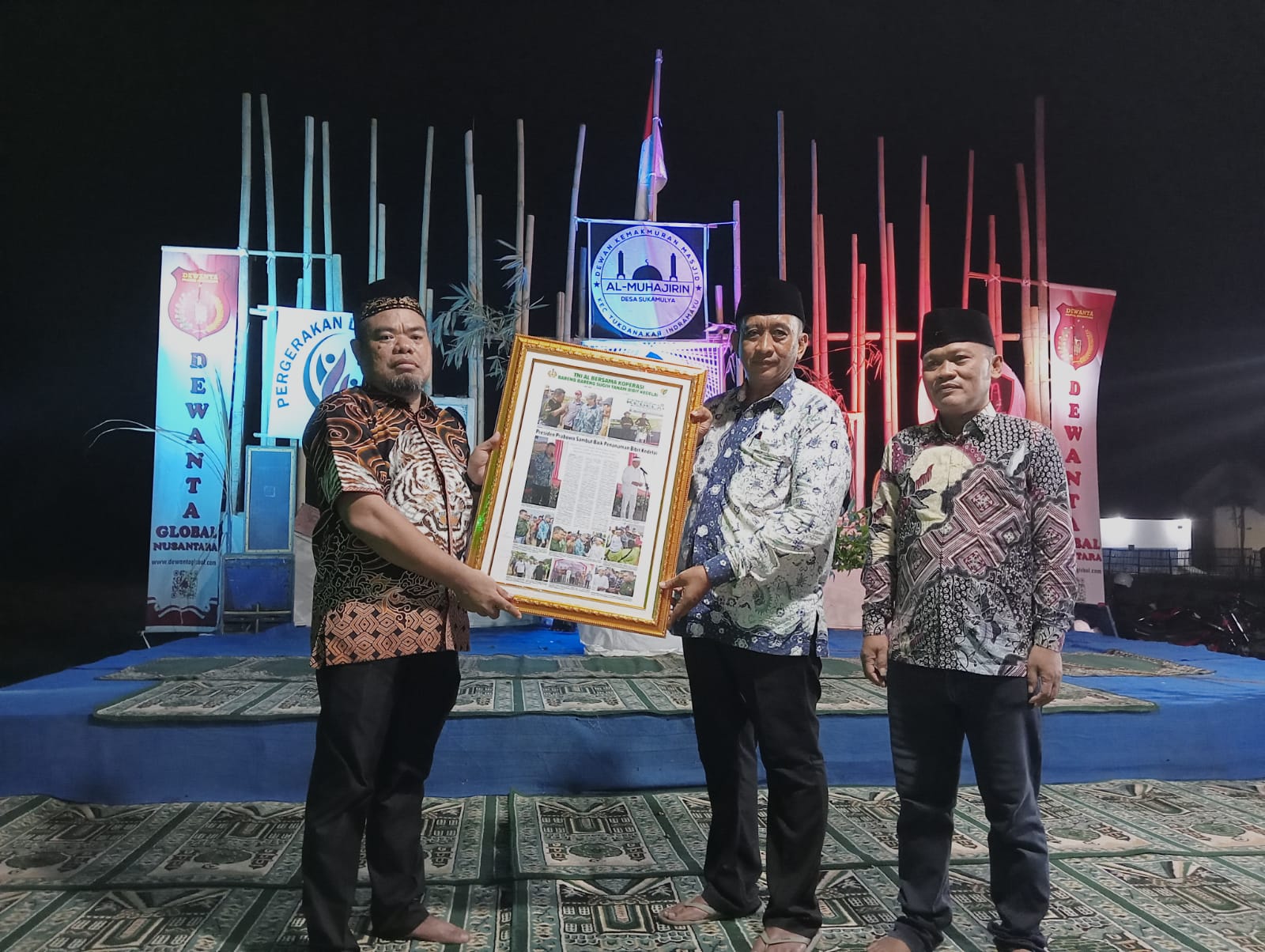 Komisaris PT Dewanta Global Nusantara, H. Mulyadi, S.E., saat menerima Bingkai Pemberitaan dari GM Radar Indramayu, H. Adun Sastra