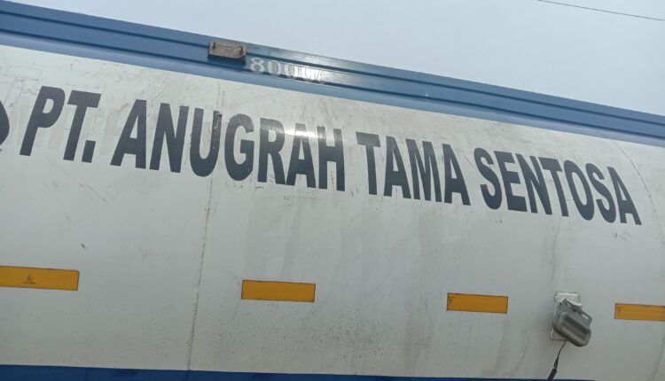 Aktivitas Pengisian BBM jenis solar PT. Anugrah Tama Sentosa (ATS) ke kapal nelayan di pelabuhan Karangsong-Indramayu