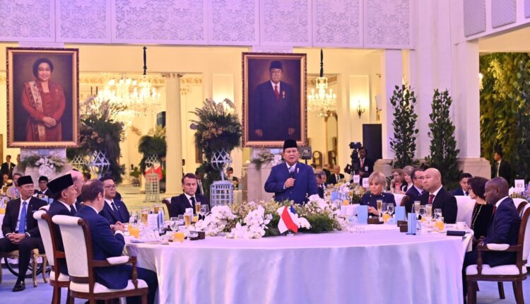 Jamuan santap malam kenegaraan dalam rangka kunjungan kenegaraan Presiden Republik Prancis Emmanuel Macron di Istana Negara